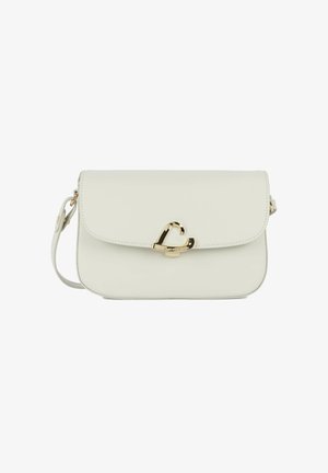 Sac bandoulière en cuir blanc avec une fermeture en forme de cœur doré et une sangle d'épaule réglable sur un fond blanc.