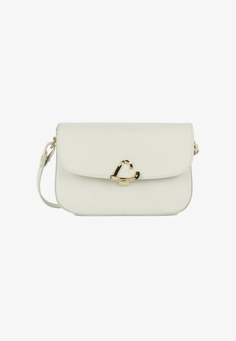 Sac bandoulière en cuir blanc avec une fermeture en forme de cœur doré et une sangle d'épaule réglable sur un fond blanc.