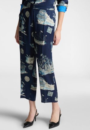Pantaloni cropped blu navy con una stampa marittima di navi e motivi circolari, realizzati in un tessuto morbido con una superficie liscia.