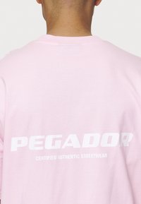 Pegador COLNE LOGO TEE - Apdrukāts T-krekls - washed bubblegum/white