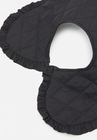 Tecido preto acolchoado com bordas em babados, apresentando uma forma arredondada e uma seção recortada, exibindo uma textura suave e um padrão de diamantes.