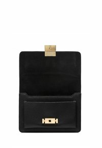 Czarna skórzana torba z teksturowanym wykończeniem i gładkim dnem, z zapięciem w kolorze złotym oraz zewnętrzną kieszonką z podobnym detalem sprzętowym.