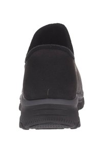 Rückansicht eines schwarzen Slippers mit strukturiertem Profil und gepolstertem Kragen, entworfen für den Freizeit- oder Innenbereich.