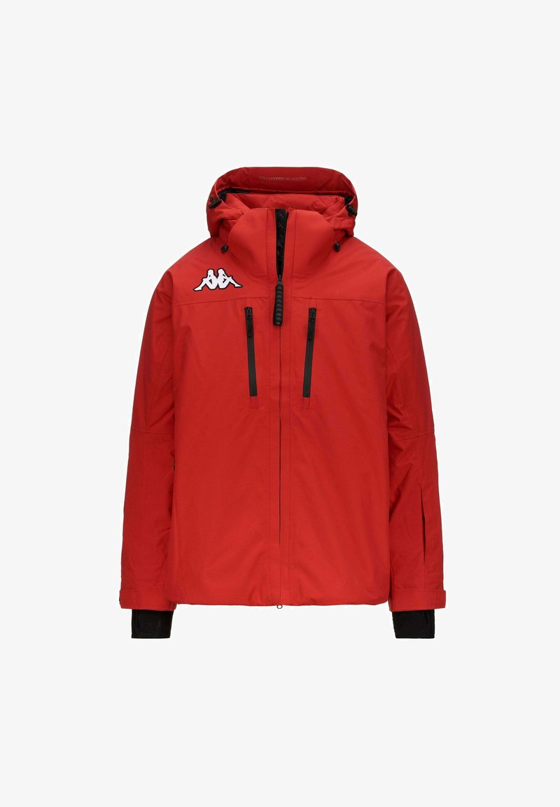 Giacca impermeabile rossa con cappuccio, chiusure con zip nere, due tasche frontali con zip e un logo bianco sul petto. Tessuto morbido e testurizzato.