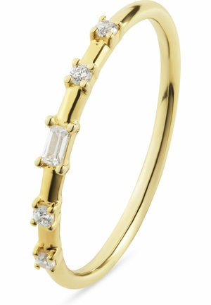 Dünner Goldring mit fünf kleinen Diamanten, darunter ein rechteckiger und vier rund geschliffene Steine, gleichmäßig um den Ring verteilt.