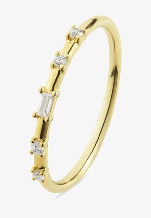 Dünner Goldring mit fünf kleinen Diamanten, darunter ein rechteckiger und vier rund geschliffene Steine, gleichmäßig um den Ring verteilt.