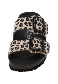 Sandali con stampa leopardata che presentano due fibbie nere regolabili, realizzati in materiale testurizzato con una soletta nera imbottita e suola in sughero.