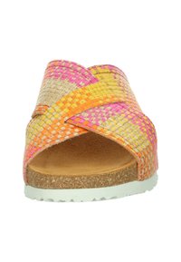 Gevlochten sandaal in meerdere kleuren met roze, geel en oranje patronen. Zacht voetbed met een natuurlijke kurken zool en een witte rubberen buitenzool.