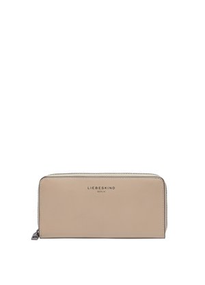 Portefeuille en cuir beige avec une texture lisse, doté d'une fermeture éclair et du nom de marque en relief "LIEBESKIND BERLIN" sur le devant.