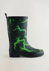 Botte de pluie en caoutchouc noir avec des motifs d'éclairs verts vifs et une languette à l'arrière, vue de profil sur un fond uni.