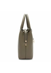 Sac à main en cuir vert olive avec une texture granuleuse, anses supérieures, fermeture éclair et des détails en métal doré. Forme compacte et structurée.