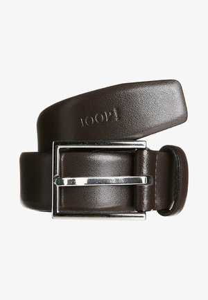 Bruine leren riem met een glanzende zilveren sluiting, een gladde textuur en een gestempeld merklogo op de band. De uiteinden zijn iets taps toelopend.