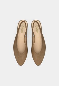 Καφέ σουέντ παπούτσια slingback με μυτερή μύτη και μινιμαλιστικό σχέδιο με λεία υφή. Το όνομα της μάρκας "GABOR" εμφανίζεται εσωτερικά.