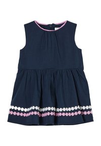 Námořnická modrá bezrukávová šatička pro batole s růžovým lemem na výstřihu a dvěma řadami bílé a růžové květinové výšivky blízko lemování.