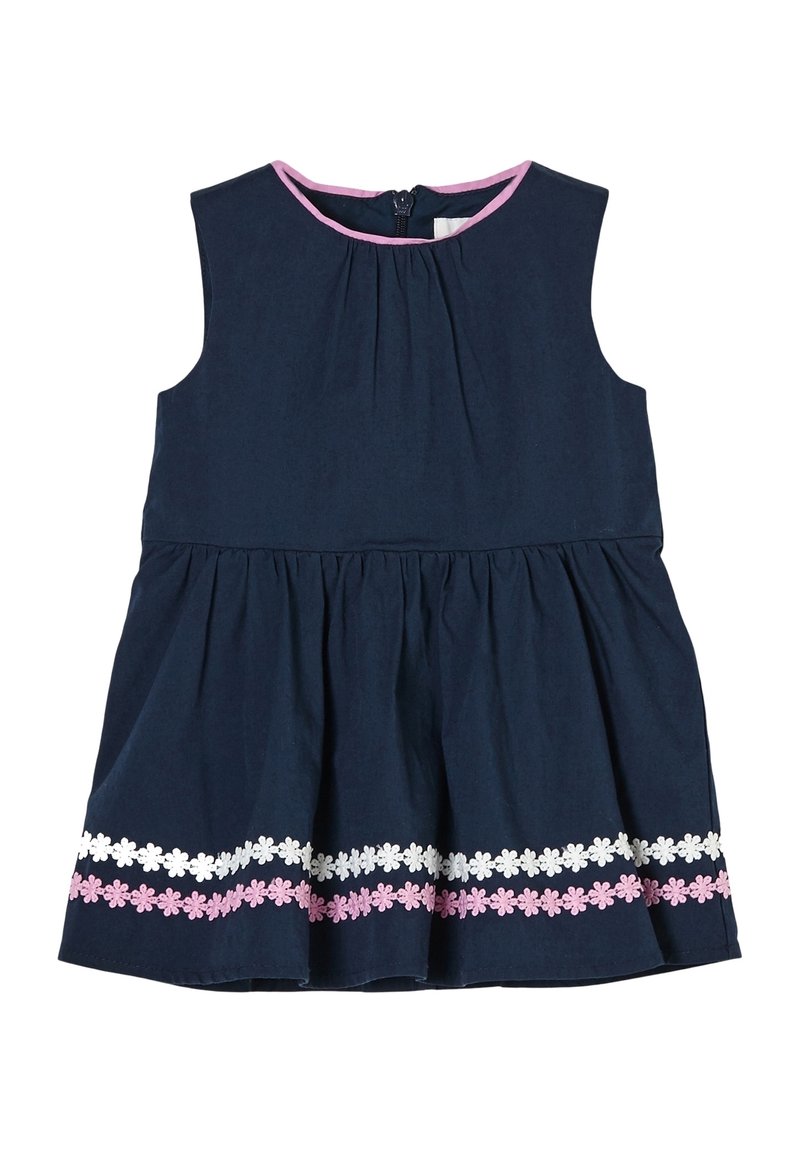 Námořnická modrá bezrukávová šatička pro batole s růžovým lemem na výstřihu a dvěma řadami bílé a růžové květinové výšivky blízko lemování.