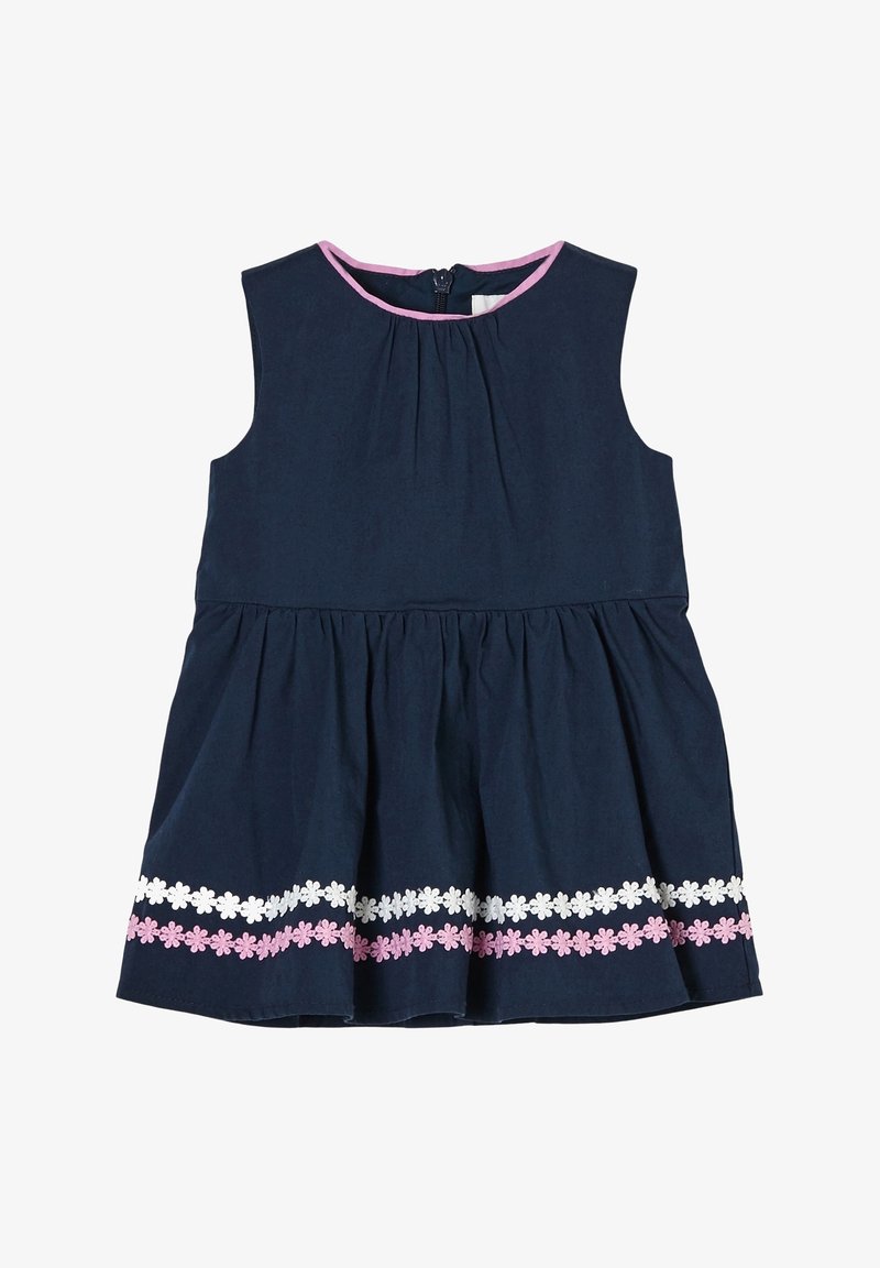 Robe sans manches pour tout-petit en bleu marine avec un col en bordure rose et deux rangées de broderie florale blanche et rose près de l'ourlet.