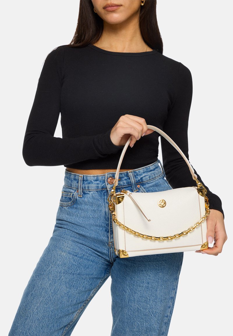Borsa a tracolla bianca in pelle con dettagli in catena dorata e finiture dorate. Forma rettangolare compatta con un design strutturato e una maniglia superiore.
