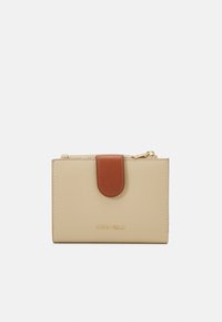 Portafoglio in finta pelle beige con patta magnetica marrone e zip dorata, con branding in rilievo. Design compatto e rettangolare.
