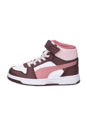 Hoge sneaker met roze, witte en donkerbruine panelen, witte veters en een klittenbandriem boven de enkel.