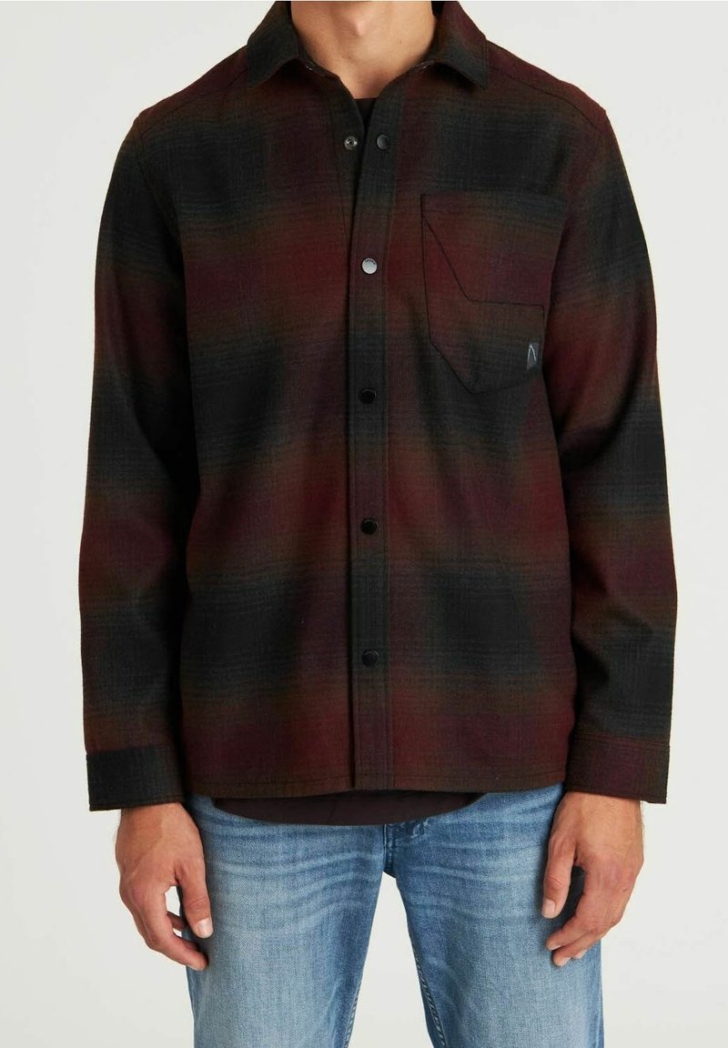 Camicia a quadri nei toni del rosso scuro e nero, realizzata in tessuto morbido. Presenta una chiusura frontale con bottoni, una tasca sul petto e maniche lunghe.