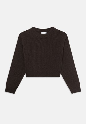 Mørkebrun ribbestrikket cropped genser med lange ermer og rund hals, lagt flatt på en hvit bakgrunn.
