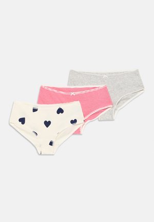 Drei Paare Baumwollslips: eines in Weiß mit marineblauen Herzen, eines mit rosa Streifen und eines einfarbig grau, alle mit einer Spitzenkante und einem detailreichen Bund.