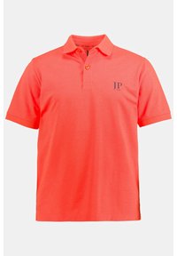 Polo corail, manches courtes, col cranté, patte de boutonnage à trois boutons, logo brodé "JP 1880", tissu en coton texturé.