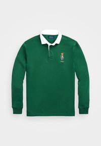 Grön långärmad polo med vit krage och broderad björn i avslappnade kläder på bröstet med texten "POLO" nedanför.