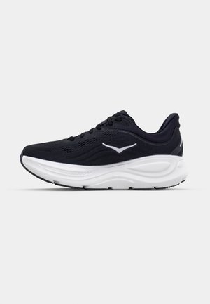 Baskets de sport noires avec un dessus texturé, une semelle intermédiaire blanche et un logo blanc contrastant. Design courbé avec un bout arrondi et un col rembourré doux.