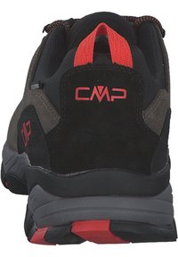 Zapato de senderismo en negro y gris con acentos rojos, que cuenta con una parte superior de ante y malla, un cuello acolchado y una suela de goma gruesa con un patrón de tracción.