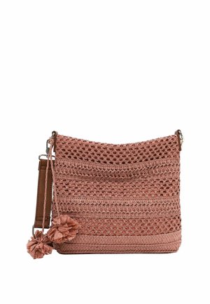 Bolso de hombro rosa tejido con detalles trenzados, adornos de pompones y una correa marrón ajustable sobre un fondo blanco.