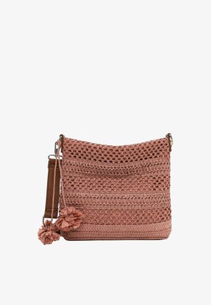 Sac à épaule rose tissé avec des détails tressés, des charms pompons et une sangle marron réglable sur fond blanc.