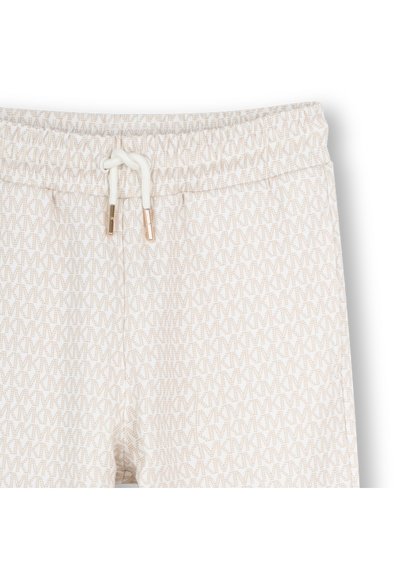 Ανοιχτό μπεζ σορτς τζόγκερ με επαναλαμβανόμενο μοτίβο λογότυπου, διαθέτοντας μέση με κορδόνι και μεταλλικές άκρες σε χρυσό τόνο, με μαλακή υφή.