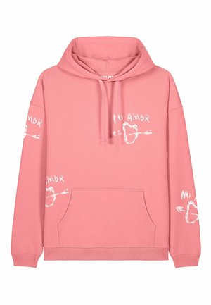 Haut à capuche rose en tissu doux, avec une poche avant, un cordon de serrage pour la capuche, et un design graphique et du texte blanc sur le devant et la manche.