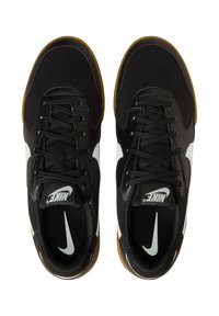 Scarpe sportive nere con tomaia in tessuto testurizzato, logo swoosh bianco e suola in gomma naturale. Presentano chiusura con lacci e colletto imbottito.