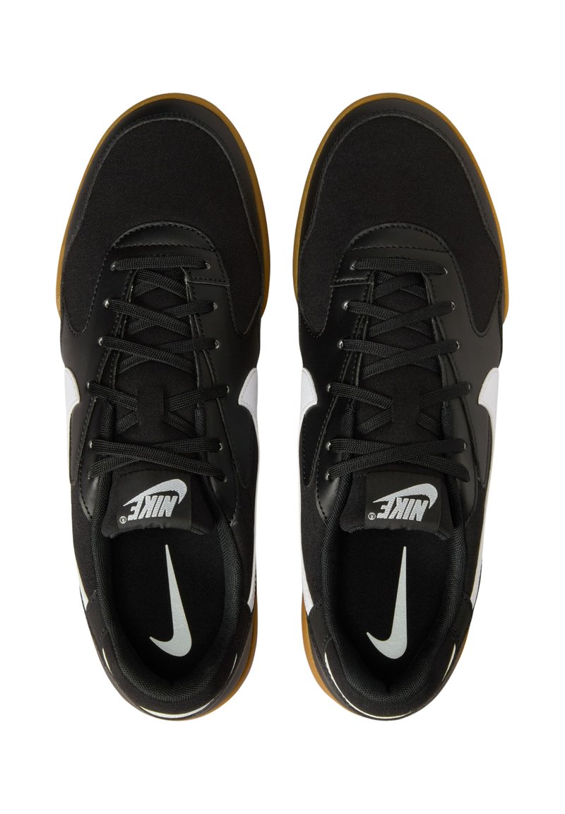 Scarpe sportive nere con tomaia in tessuto testurizzato, logo swoosh bianco e suola in gomma naturale. Presentano chiusura con lacci e colletto imbottito.