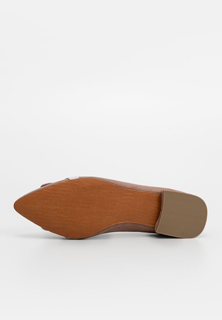 Chaussure brune à bout pointu avec une tige en daim texturé, dotée d'une semelle en caoutchouc lisse et d'un talon marron clair pour plus de stabilité.