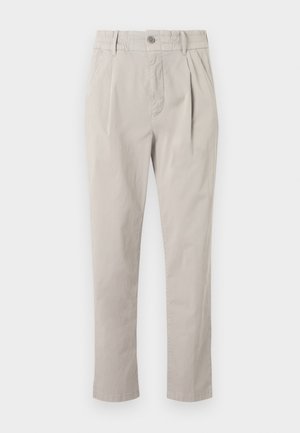 Pantaloni din bumbac gri deschis, cu croială lejeră, prevăzuți cu închidere cu nasturi, față plisată și tiv de lungime până la gleznă. Textură netedă, accente minime.