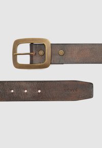 Cinturón de cuero marrón con una hebilla cuadrada de latón, cinco agujeros de ajuste y una textura sutil. Logo de "Levi's" grabado en la punta.
