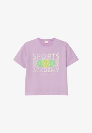 T-shirt lilas à manches courtes avec le texte "SPORTS ACADEMY" et un graphique central de trois balles de tennis superposées en vert et jaune.