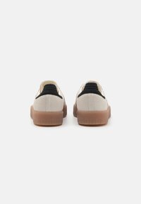 adidas Originals SAMBAE - Baskets basses - off white/cream white/core black