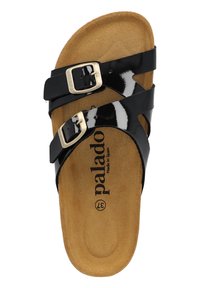 Sandalias de charol negro con dos correas ajustables, hebillas plateadas y plantilla de ante marrón, que presenta el nombre de la marca y "Fabricado en España" impreso.