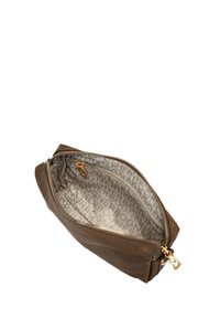 Bolso de cuero marrón con cierre de cremallera, que cuenta con un forro beis con un patrón de logotipos. Textura suave con un ligero brillo y acentos en dorado.