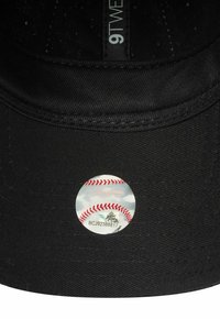 Schwarze Kappe mit einem runden Schirm, aus strukturiertem Stoff. Verfügt über einen runden Aufkleber mit einem Baseball-Design und weißer Stickerei.
