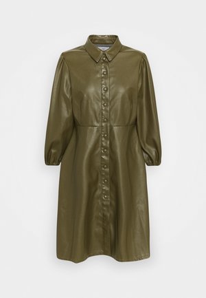 Olivgrünes, kunstledernes Hemdkleid mit durchgehender Knopfleiste, kragen und Puffärmeln. Glatte Textur, knielange Form.