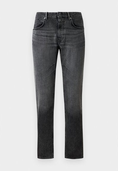 Jean en denim noir à coupe droite, design à cinq poches et décoloration subtile. Équipé d'une fermeture à bouton et de passants de ceinture. Texture lisse.