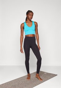 Athleta AURORA SEAMLESS CROP TANK - Top - bora bora blue