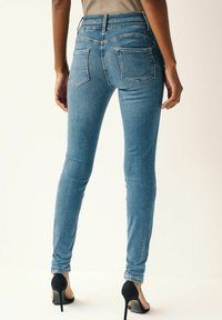 Next LIFT SHAPE STANDARD - Prigludę džinsai - denim dark blue greencast