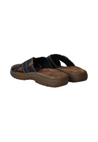 Zwarte en bruine slide-sandalen hebben een gevoerde zool, twee brede banden en een gegoten voetbed, ontworpen voor comfort en duurzaamheid.