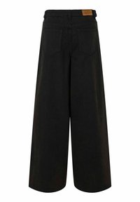 Svarta byxor med vida ben, tillverkade av denim och med hög midja, med bakfickor och en logopatch i tan läder på baksidan av midjan.